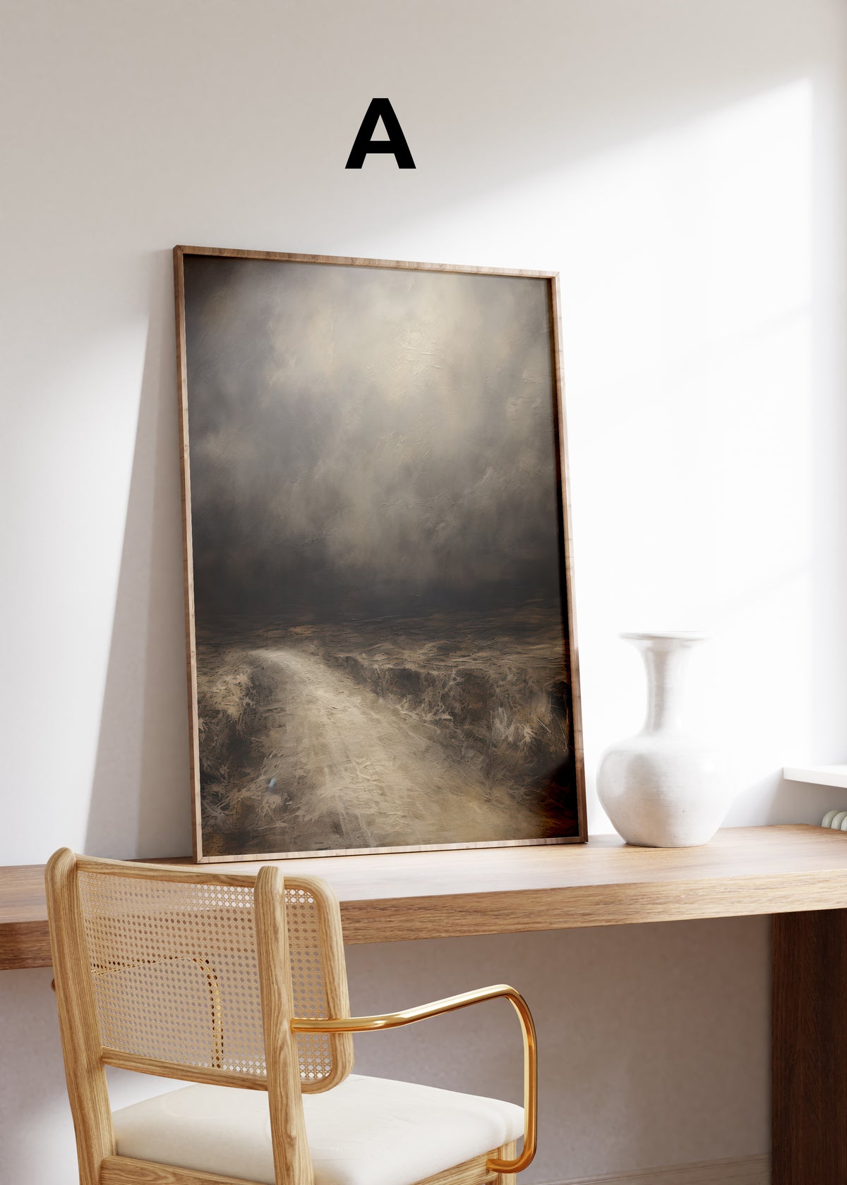 Postermotiv A: Stürmisches Meer unter dunklen Wolken. Im Holzrahmen auf einem Schreibtisch.