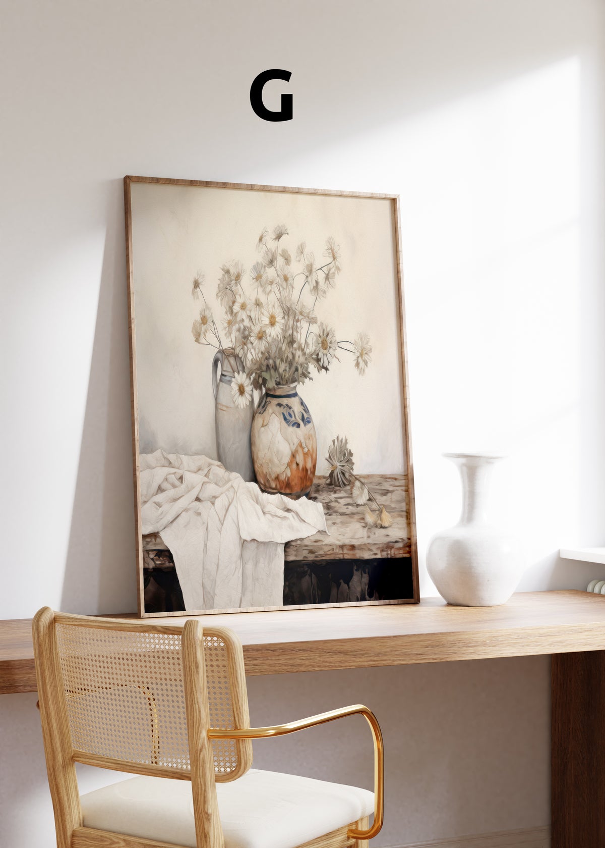 Postermotiv G: Zarte Trockenblumen in Keramikgefäßen auf einem rustikalen Tisch. Im Holzrahmen auf einem Schreibtisch.
