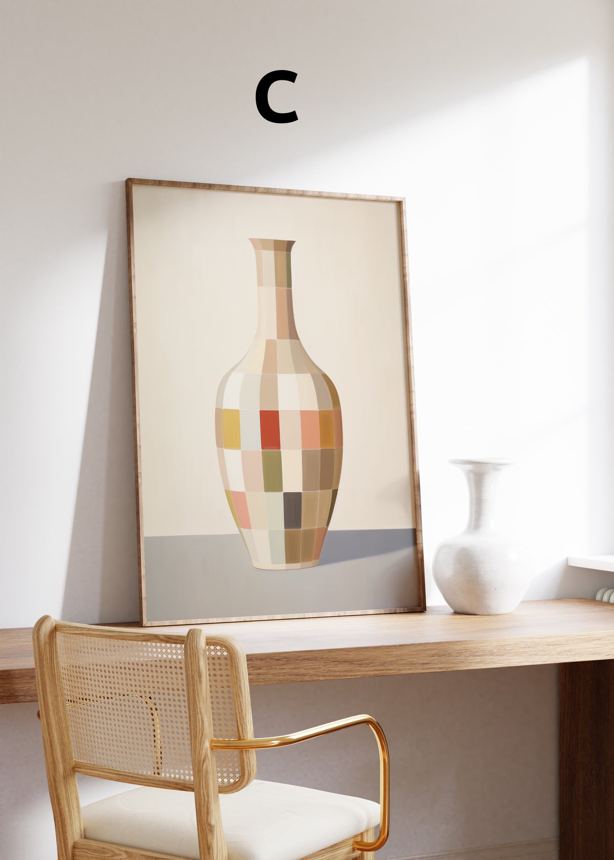 Postermotiv C: Vase mit geometrischen Farbfeldern in Beige, Grün und Orange. Im Holzrahmen auf einem Schreibtisch.