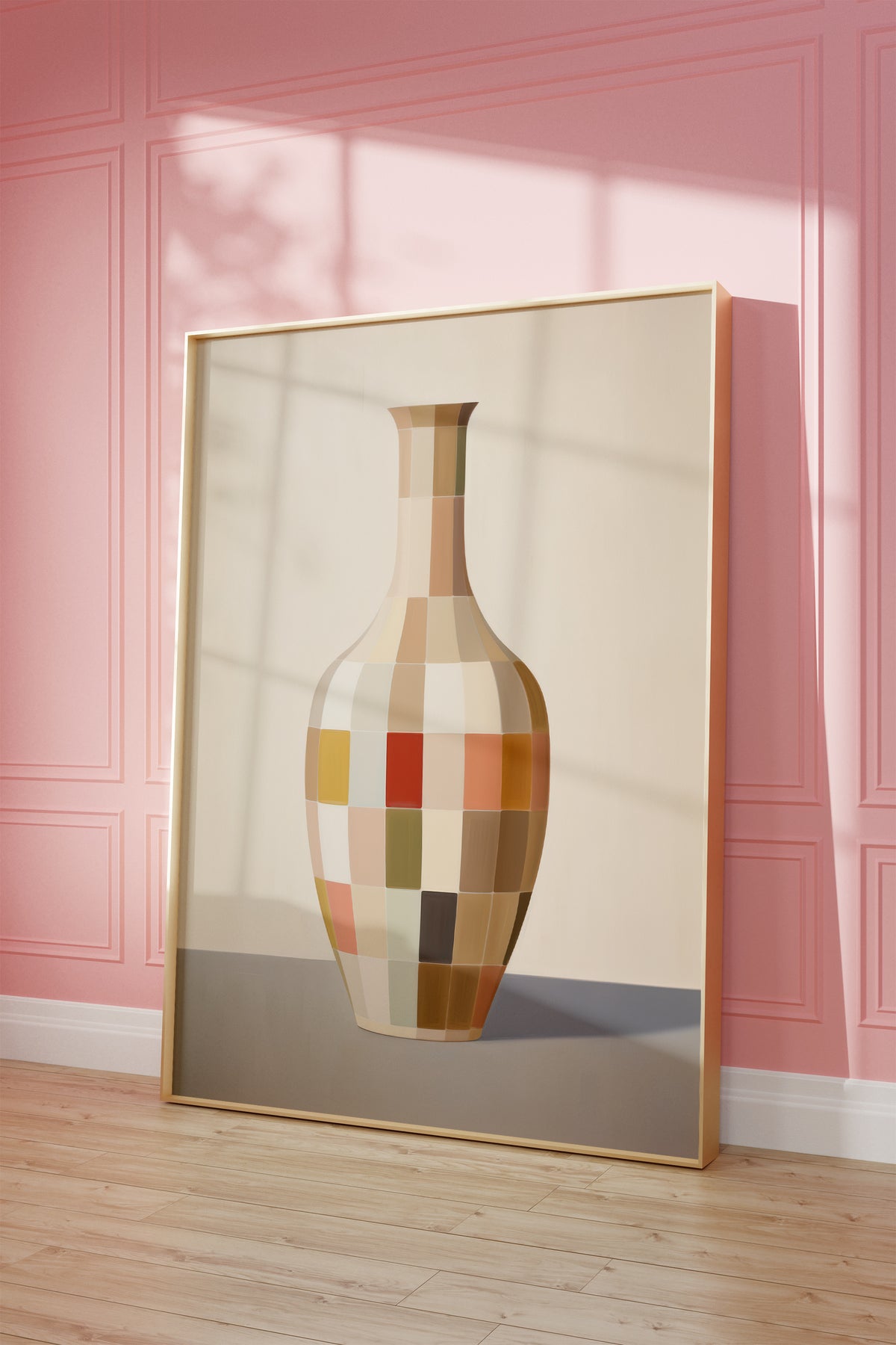 Gerahmtes Poster vor einer rosa Wand mit warmen Fensterschatten. Motiv: Vase mit geometrischen Farbfeldern in Beige, Grün und Orange.