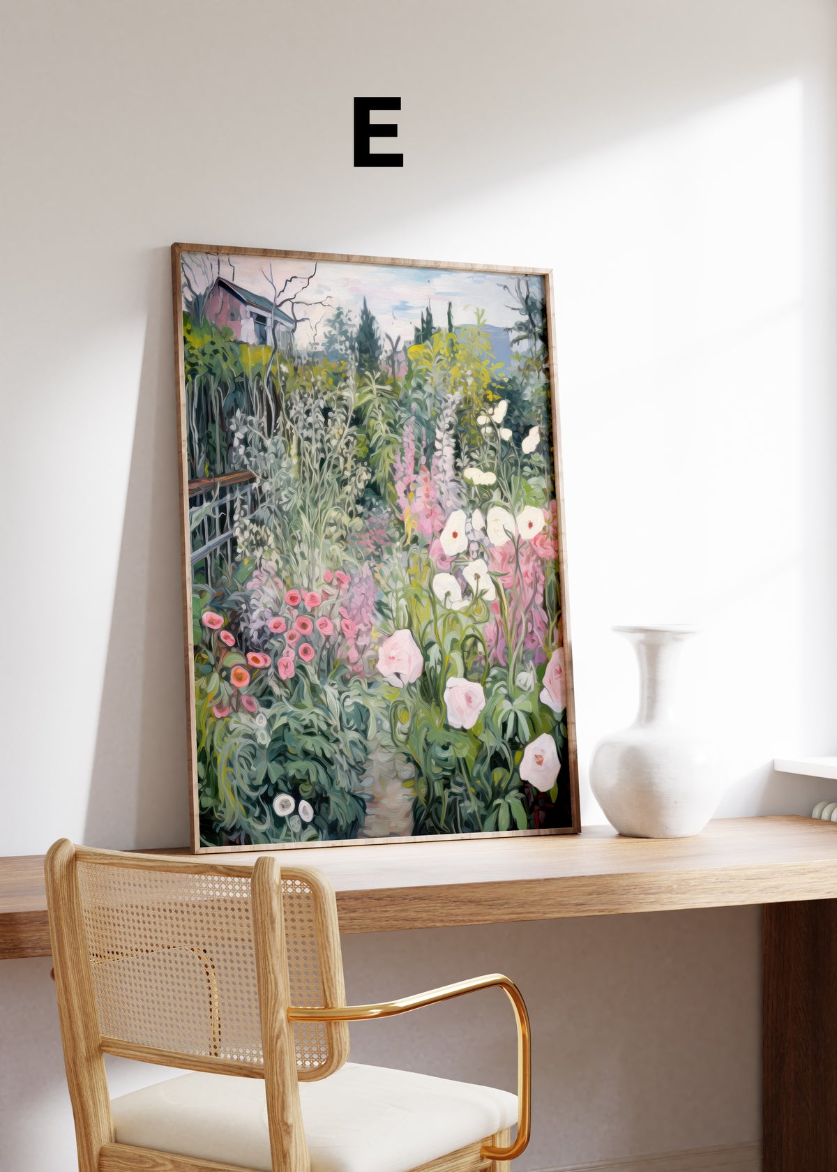 Postermotiv E: Üppiger Garten mit bunten Blumen und einem schmalen Weg. Im Holzrahmen auf einem Schreibtisch.