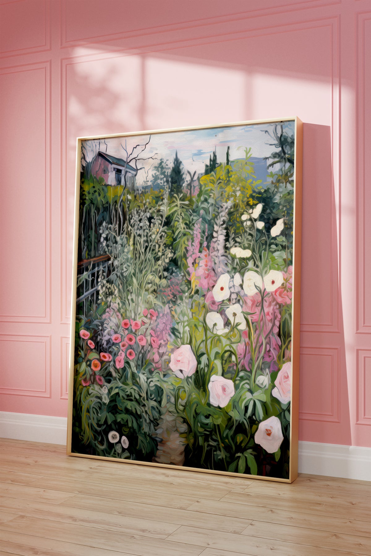 Gerahmtes Poster vor einer rosa Wand mit warmen Fensterschatten. Motiv: Üppiger Garten mit bunten Blumen und einem schmalen Weg.