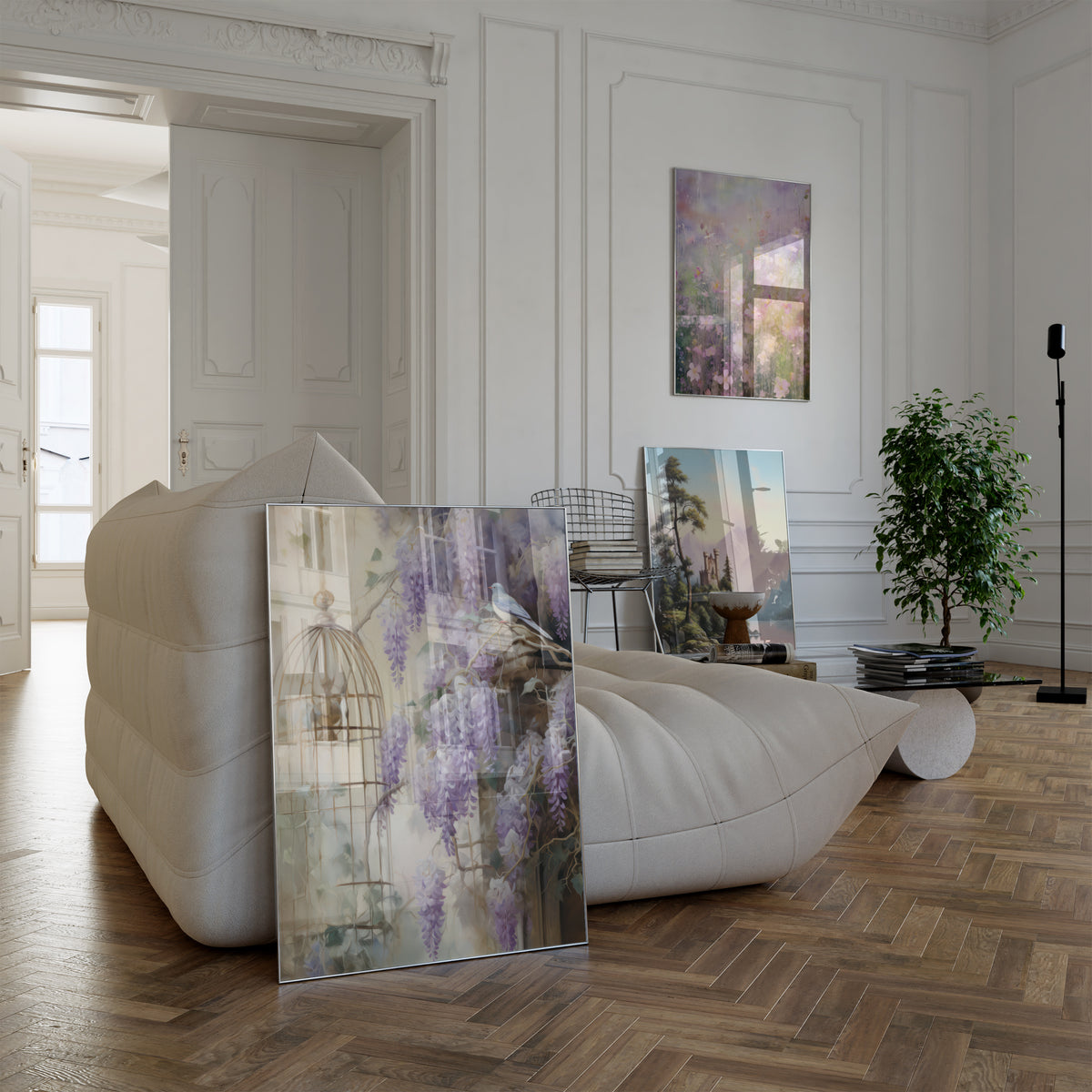 Poster in einem hellen Wohnzimmer mit weißem Sofa. Motive: Heller Vogel neben einem dekorativen Käfig und lila Blauregen; Zartrosa Blumen in einer weichen Pastelllandschaft; Kleines Schloss auf einer bewaldeten Landzunge an einem Bergsee.