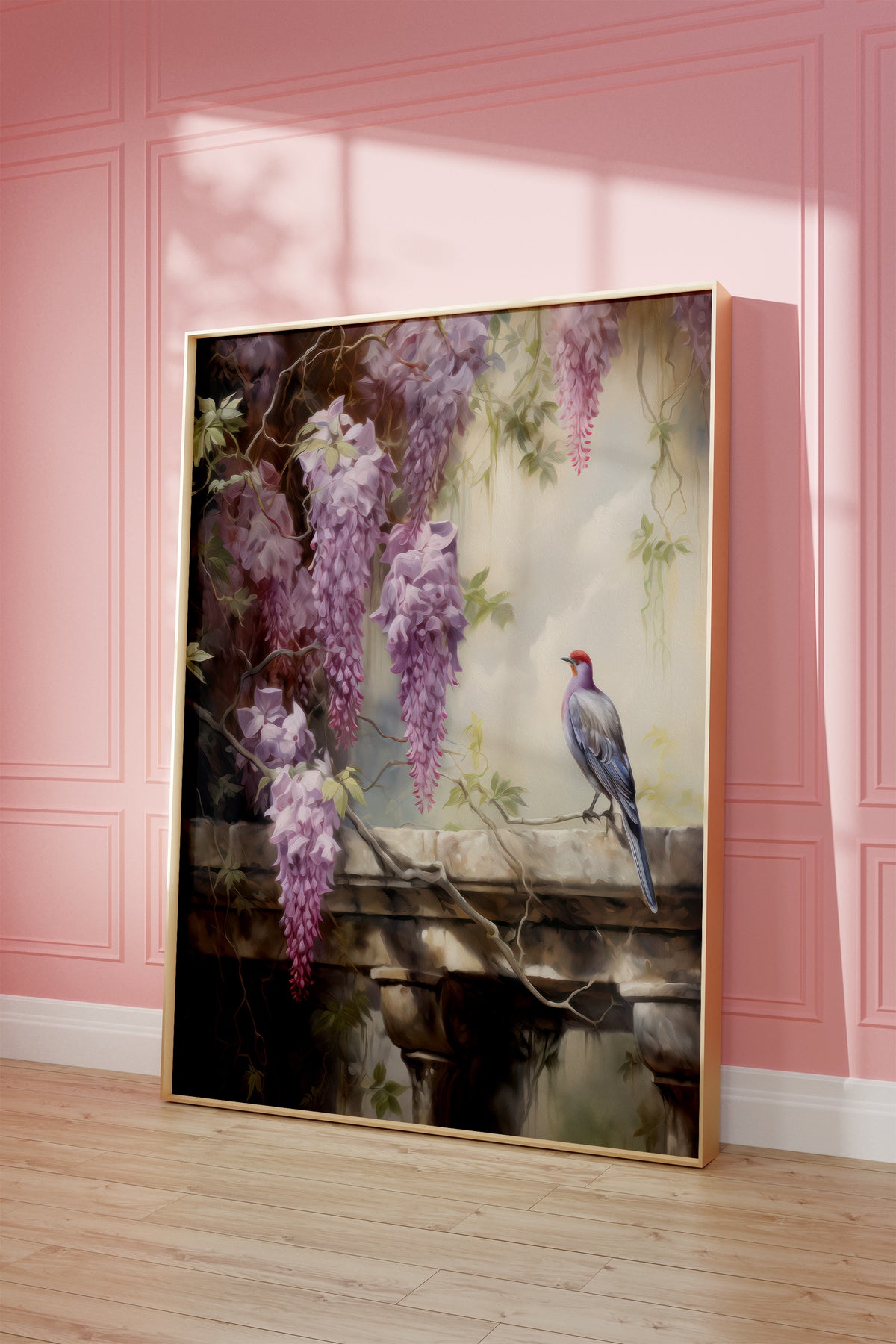 Gerahmtes Poster vor einer rosa Wand mit warmen Fensterschatten. Motiv: Vogel auf einer Steinbrüstung unter herabhängendem lila Blauregen.
