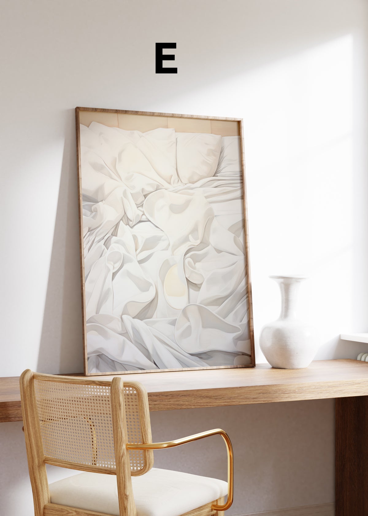 Postermotiv E: Malerische Darstellung weißer Kissen und gefalteter Bettwäsche. Im Holzrahmen auf einem Schreibtisch.