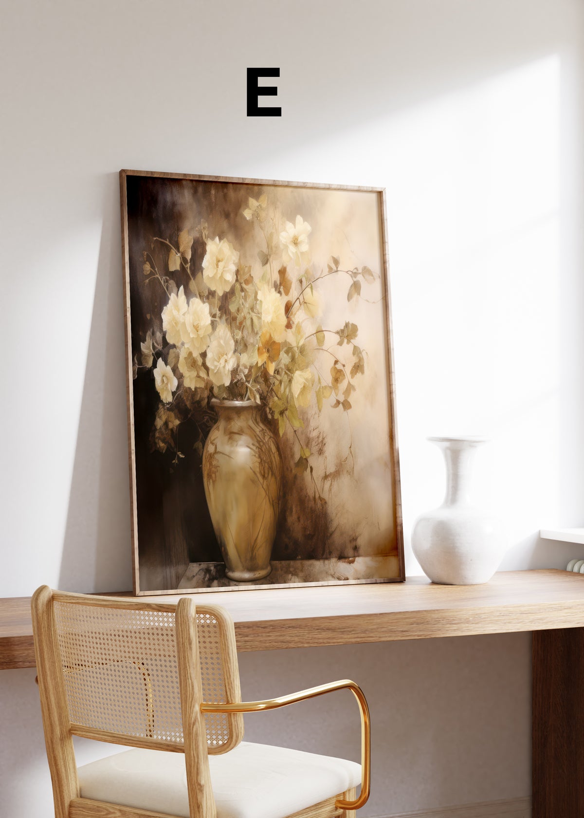 Postermotiv E: Weiße Blüten in einer bauchigen Vase in warmen Brauntönen. Im Holzrahmen auf einem Schreibtisch.