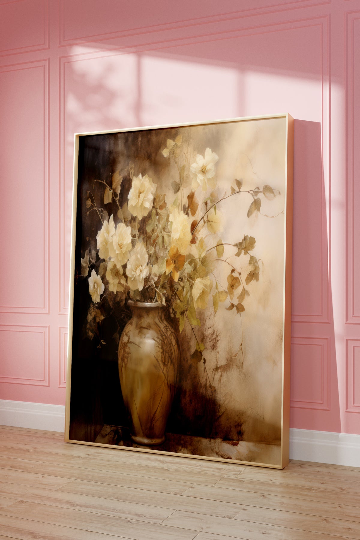 Gerahmtes Poster vor einer rosa Wand mit warmen Fensterschatten. Motiv: Weiße Blüten in einer bauchigen Vase in warmen Brauntönen.