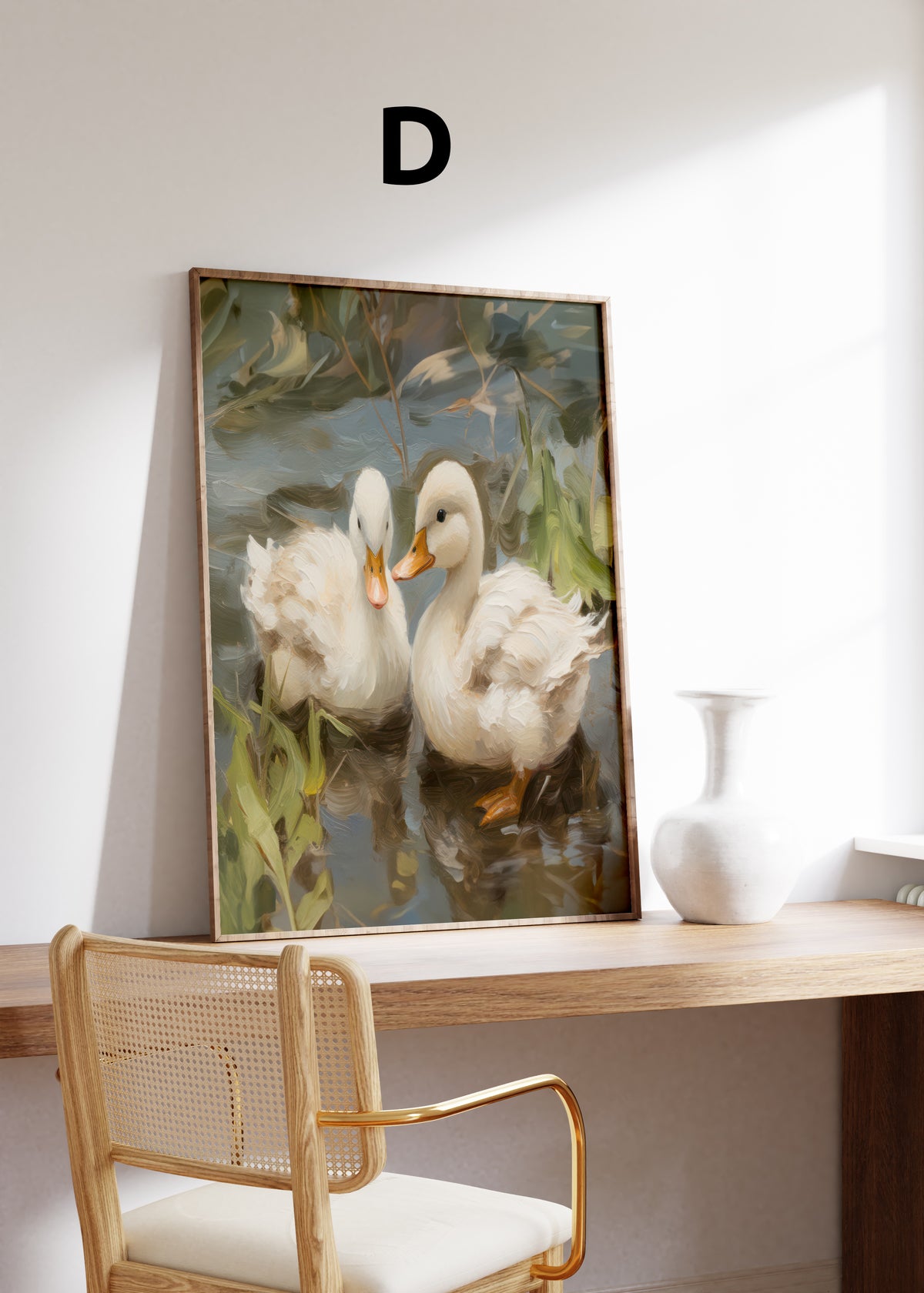 Postermotiv D: Zwei weiße Enten auf einem von Pflanzen umgebenen Teich. Im Holzrahmen auf einem Schreibtisch.