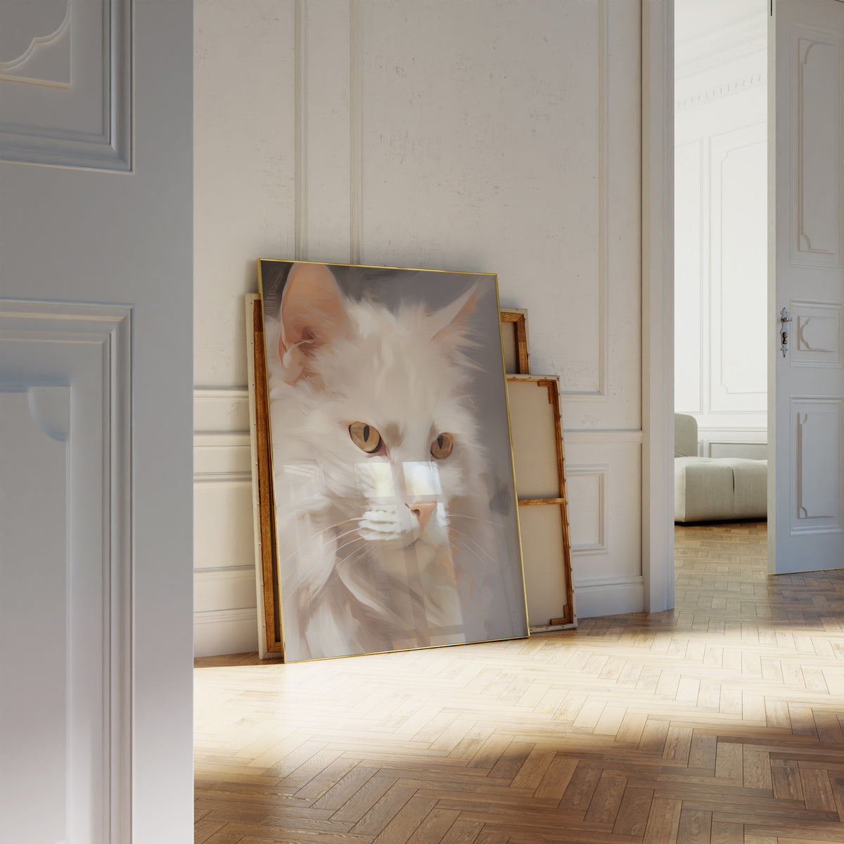 Gerahmtes Poster neben einer großen weißen Vase an einer Wand mit Zierleisten. Motiv: Porträt einer weißen Katze mit goldbraunen Augen.