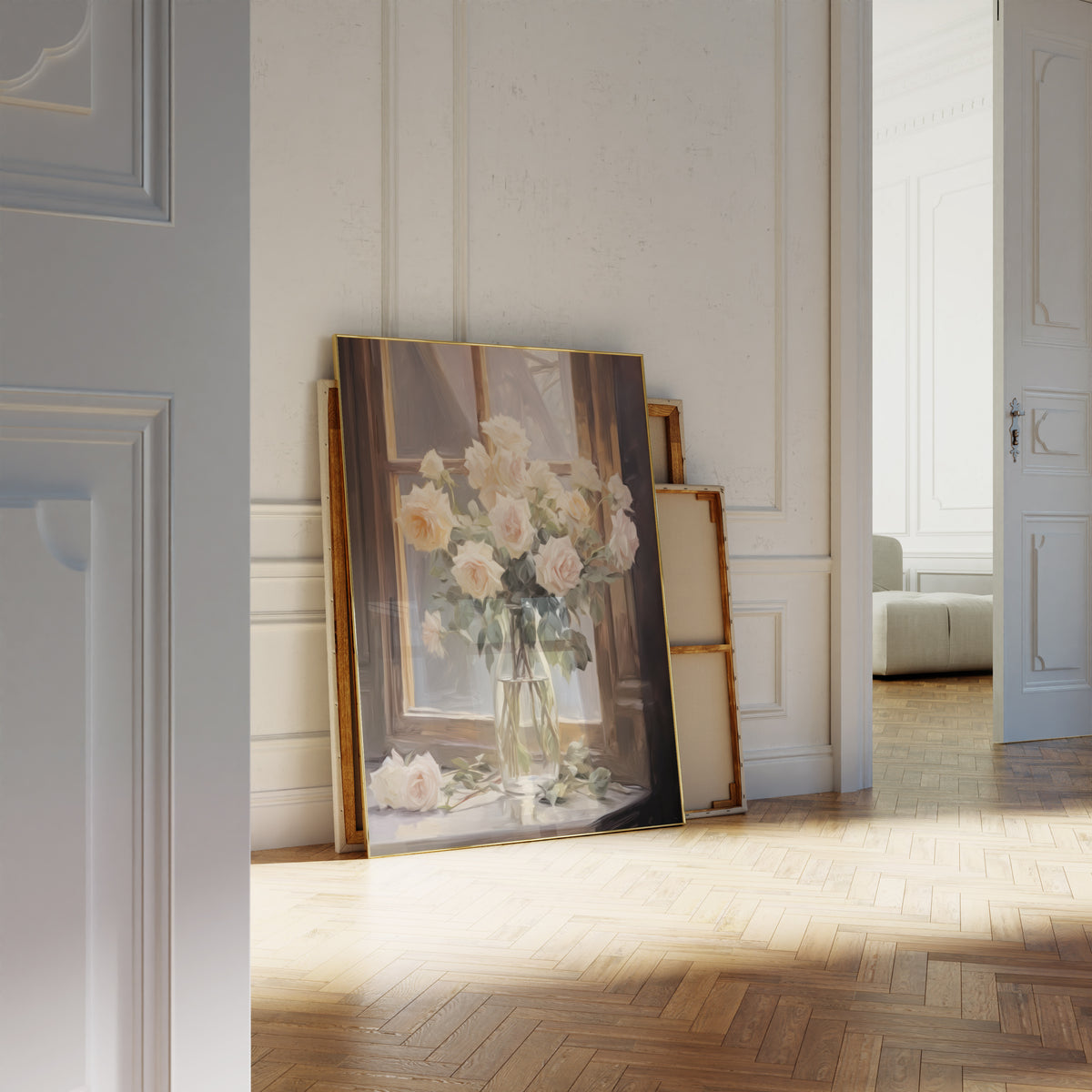Gerahmtes Poster neben einer großen weißen Vase an einer Wand mit Zierleisten. Motiv: Weiße Rosen in einer Glasvase auf einer Fensterbank.