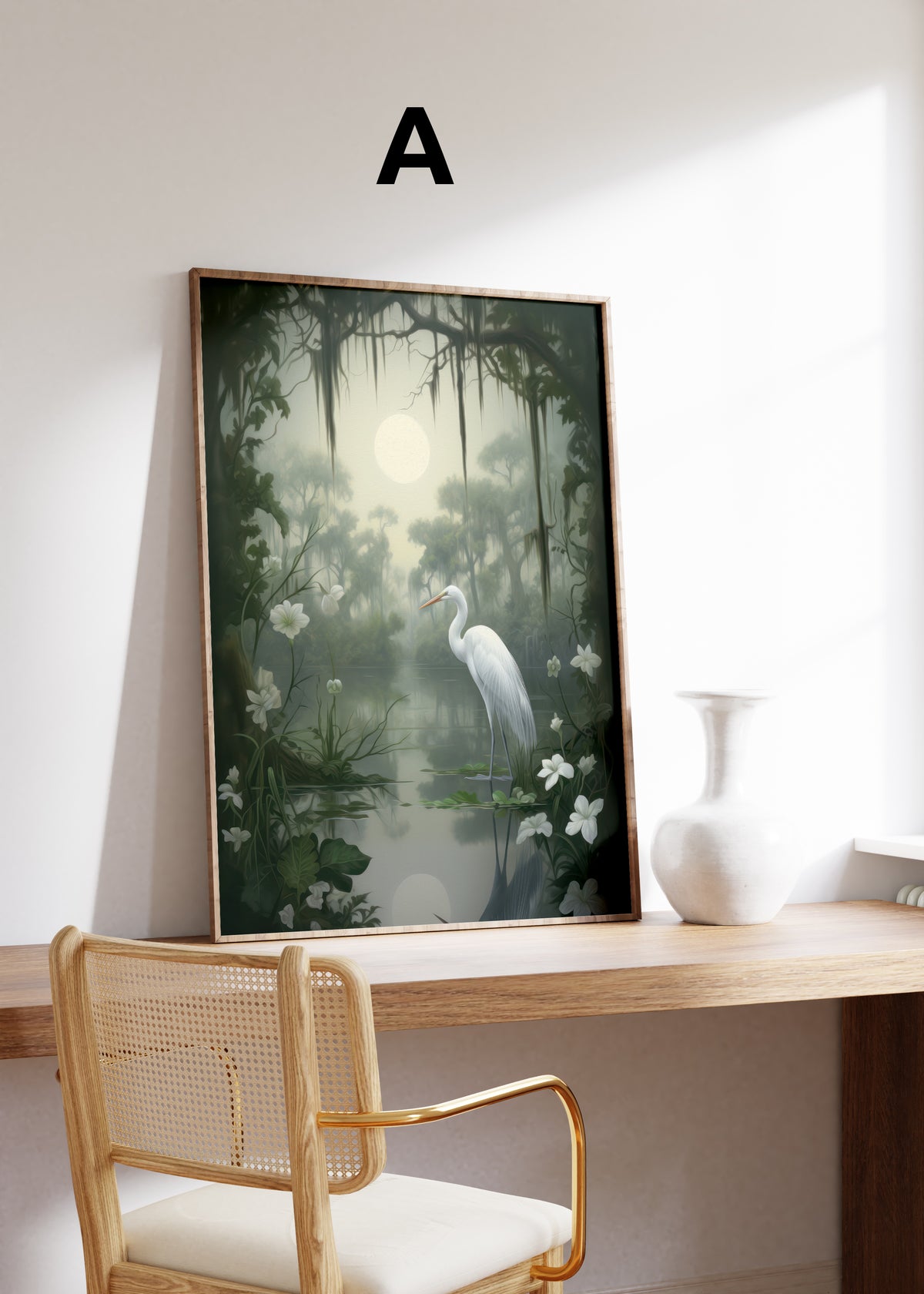 Postermotiv A: Weißer Reiher an einem stillen Teich unter einem hellen Mond und dunklen Baumzweigen. Im Holzrahmen auf einem Schreibtisch.