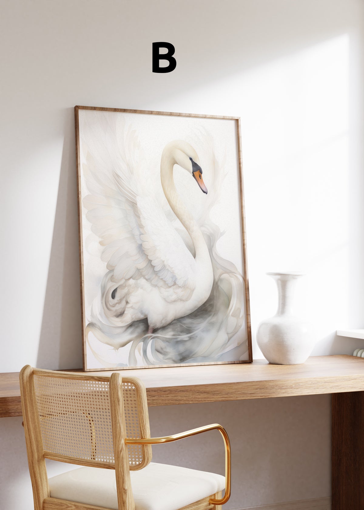 Postermotiv B: Weißer Schwan mit geschwungenem Hals und ausgebreiteten Flügeln. Im Holzrahmen auf einem Schreibtisch.
