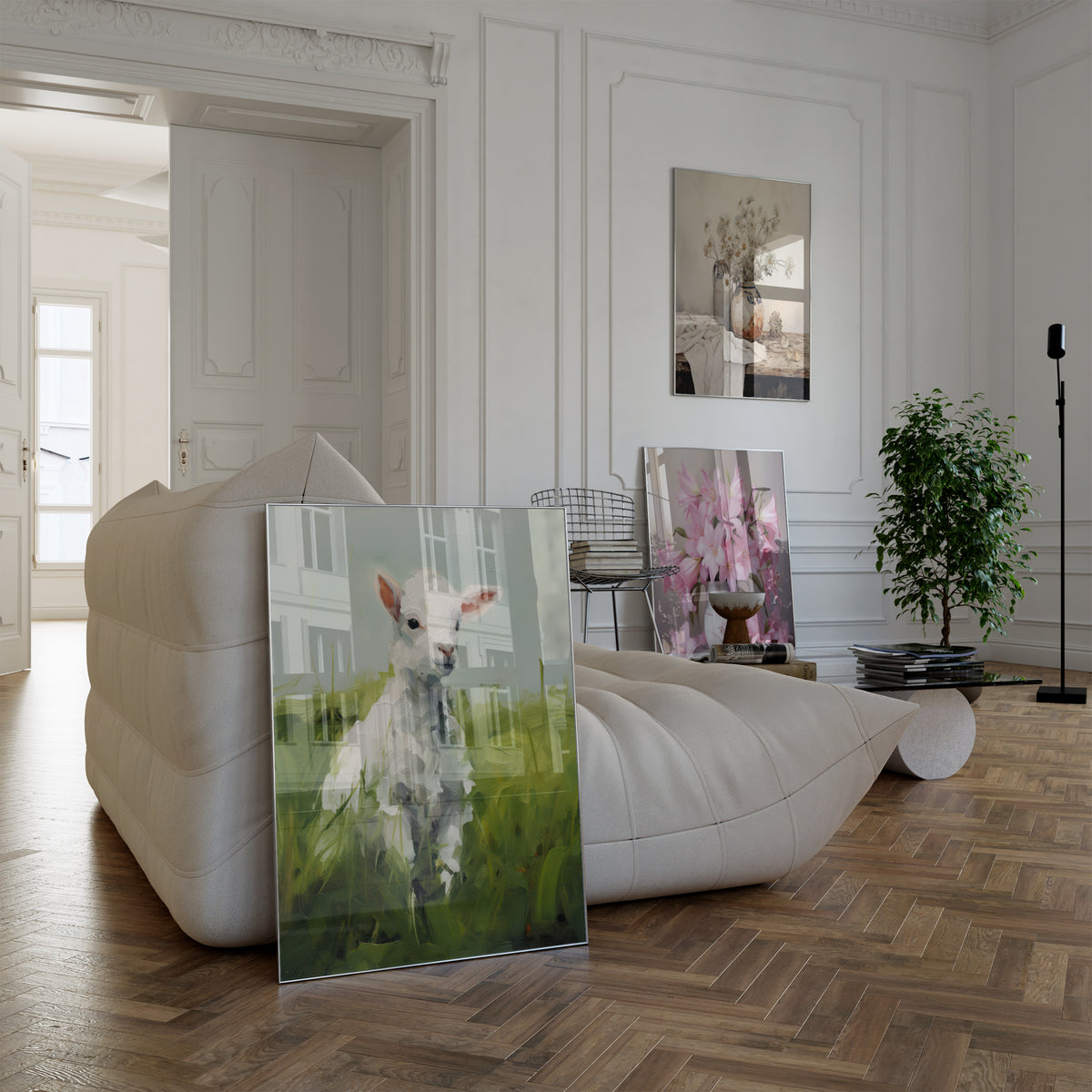 Poster in einem hellen Wohnzimmer mit weißem Sofa. Motive: Weißes Lamm auf einer grünen Wiese; Zarte Trockenblumen in Keramikgefäßen auf einem rustikalen Tisch; Rosa Lilien in einem weißen Krug auf einer Untertasse.