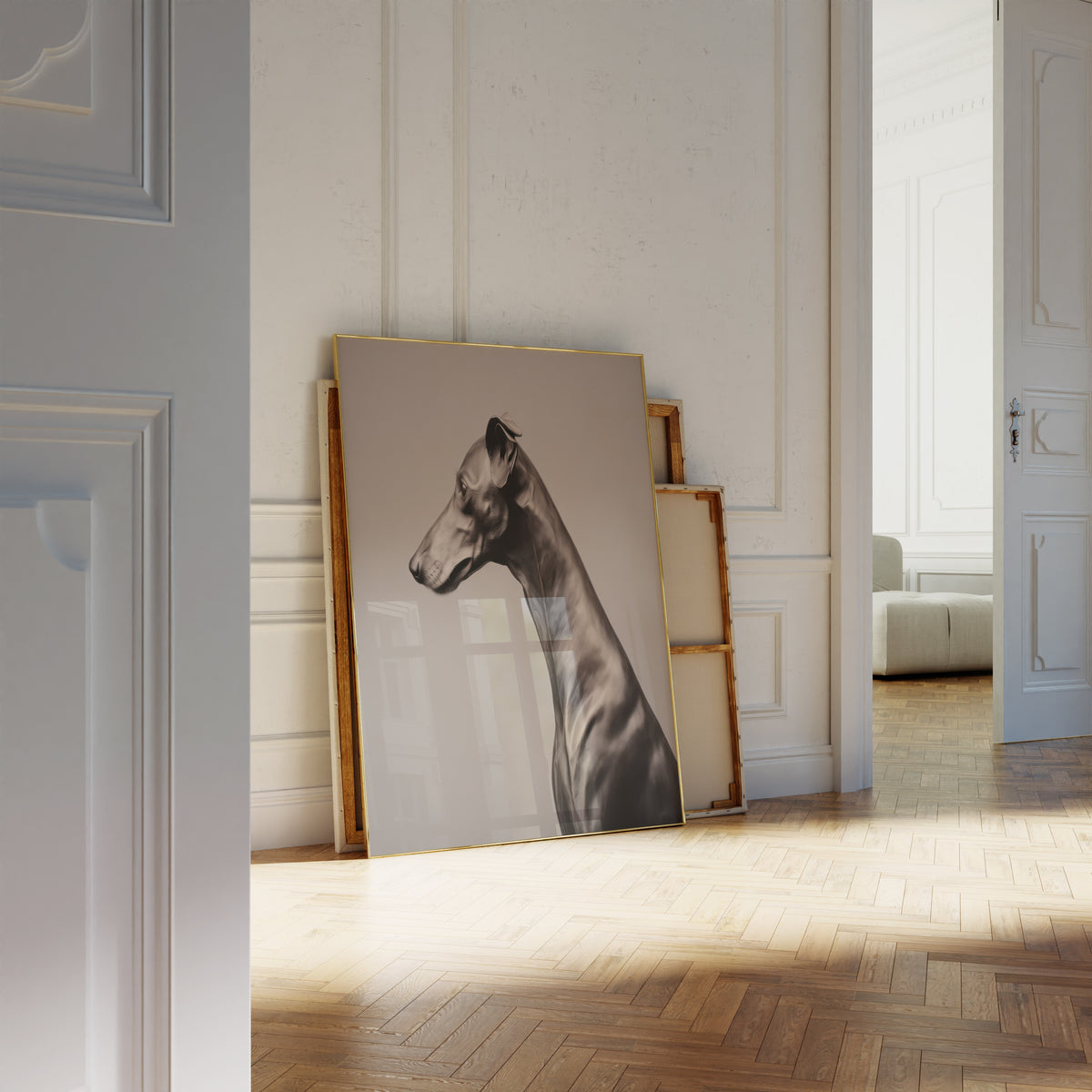 Gerahmtes Poster neben einer großen weißen Vase an einer Wand mit Zierleisten. Motiv: Schwarzer Windhund im Profil vor einem taupefarbenen Hintergrund.