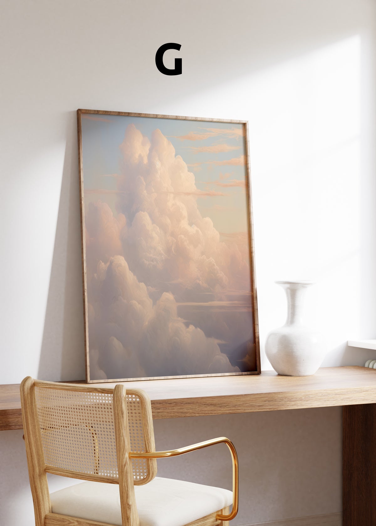 Postermotiv G: Große weiche Wolken in Rosa und Creme über einem ruhigen Horizont. Im Holzrahmen auf einem Schreibtisch.