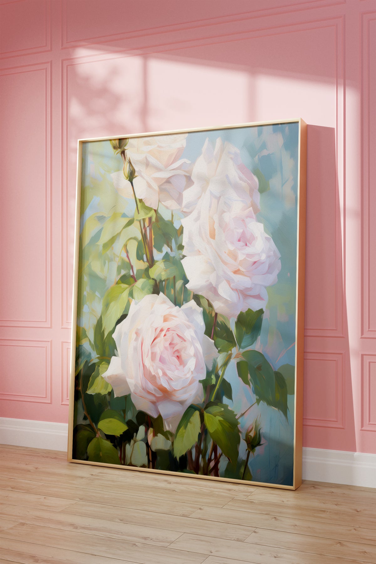 Gerahmtes Poster vor einer rosa Wand mit warmen Fensterschatten. Motiv: Zartrosa Rosen und grüne Blätter in weichem Licht.