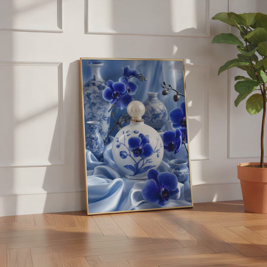 Videoansicht des gerahmten Posters mit einem weiß-blauen Parfumflakon zwischen blauen Orchideen und Porzellanvasen.
