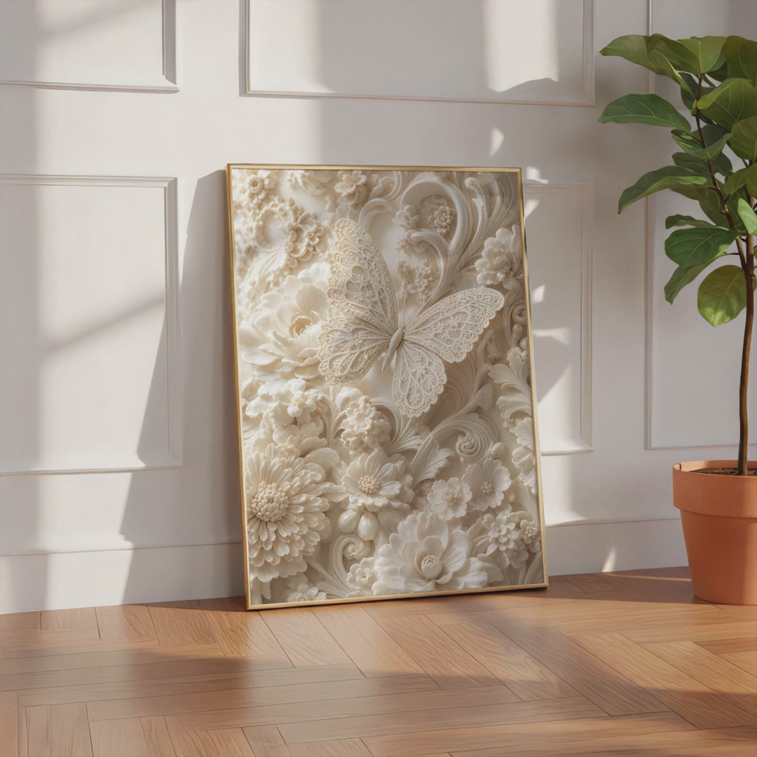 Videoansicht des gerahmten Posters mit filigranem Schmetterling zwischen cremefarbenen Blüten und geschwungenen Reliefornamenten.
