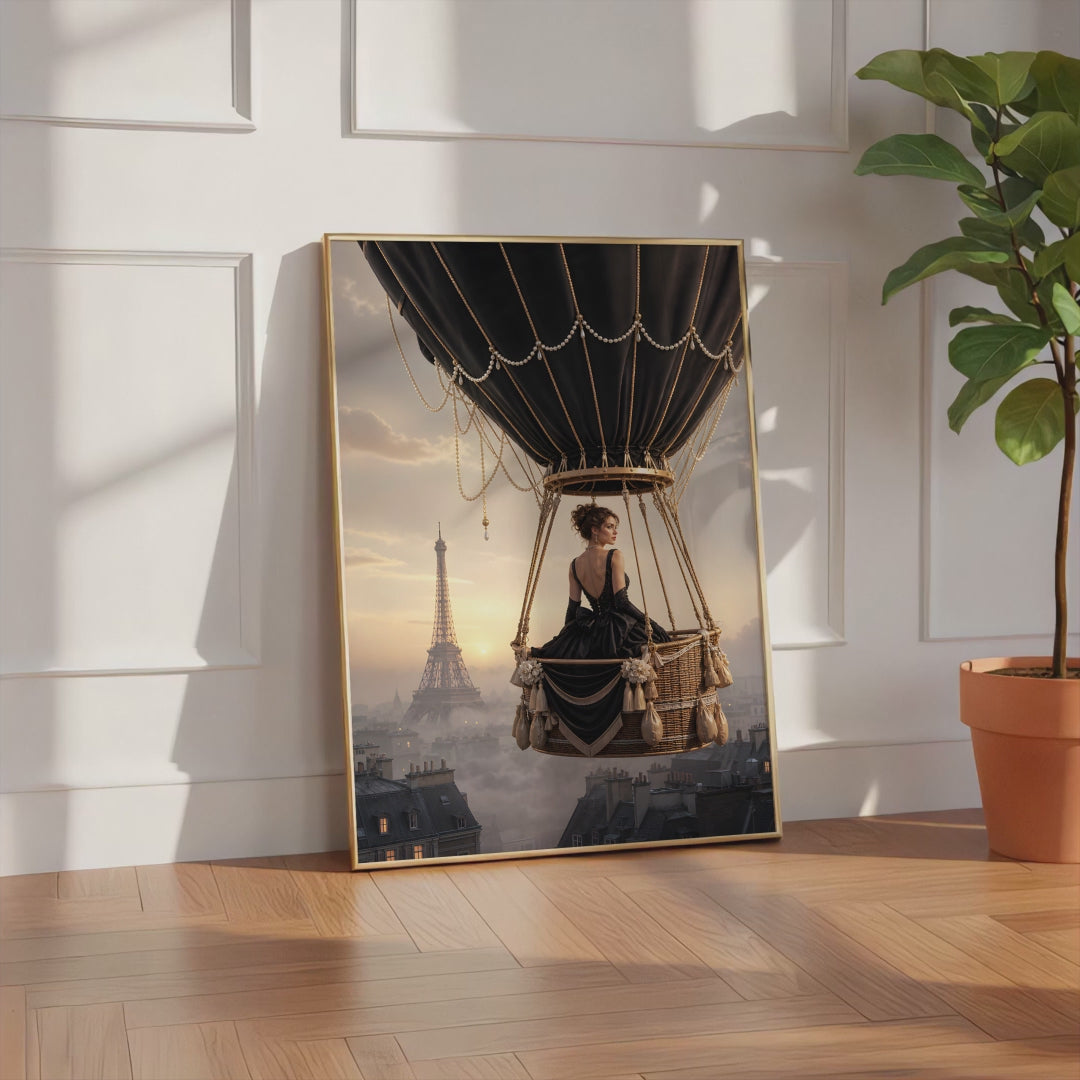 Videoansicht des gerahmten Posters mit einer Frau im schwarzen Kleid im Korb eines schwarzen Heißluftballons über Paris.