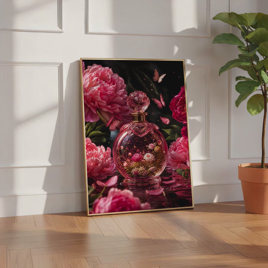 Videoansicht des gerahmten Posters mit einem rosafarbenen Parfumflakon mit Blüten zwischen Pfingstrosen und Schmetterlingen.
