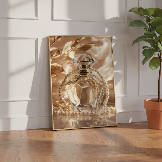 Videoansicht des gerahmten Posters mit einem goldfarbenen Kristall-Parfumflakon mit Perlenkette auf Satin.