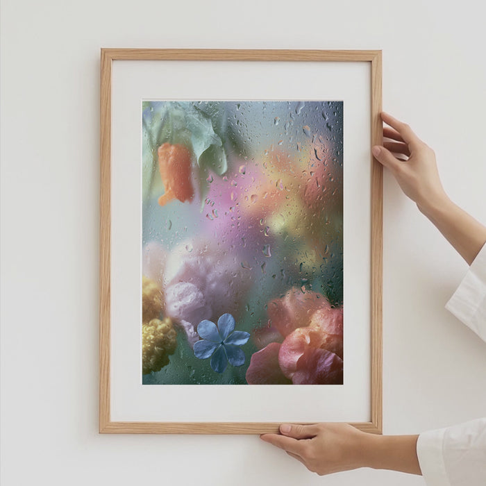 Geschenkidee · Blumen hinter Glas mit Wassertropfen Poster Ästhetische Fotografie Prints · Dekoprint ohne Rahmen | JUSTGOODMOOD