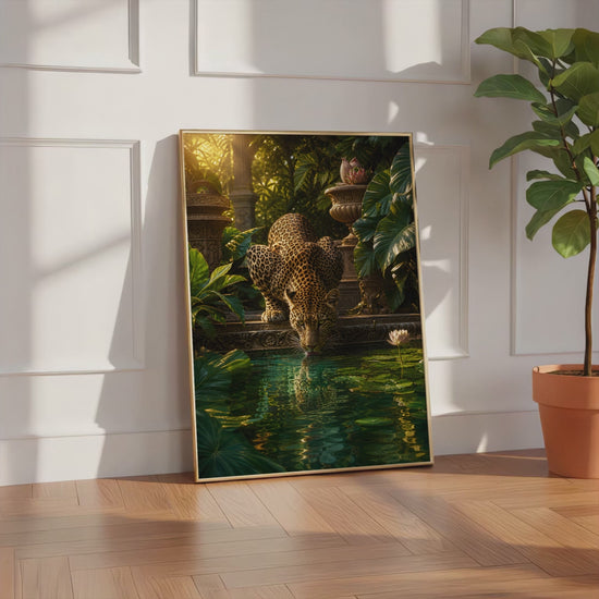 Videoansicht des gerahmten Posters mit einem trinkenden Leoparden an einem Teich mit tropischen Pflanzen.