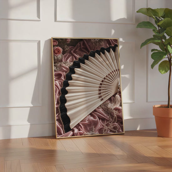Videoansicht des gerahmten Posters mit einem cremefarbenen Fächer mit schwarzem Saum auf roséfarbenem Satin.