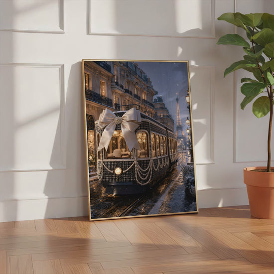 Videoansicht des gerahmten Posters mit dunkler Pariser Straßenbahn mit großer Satinschleife und Perlenketten im Abendlicht.
