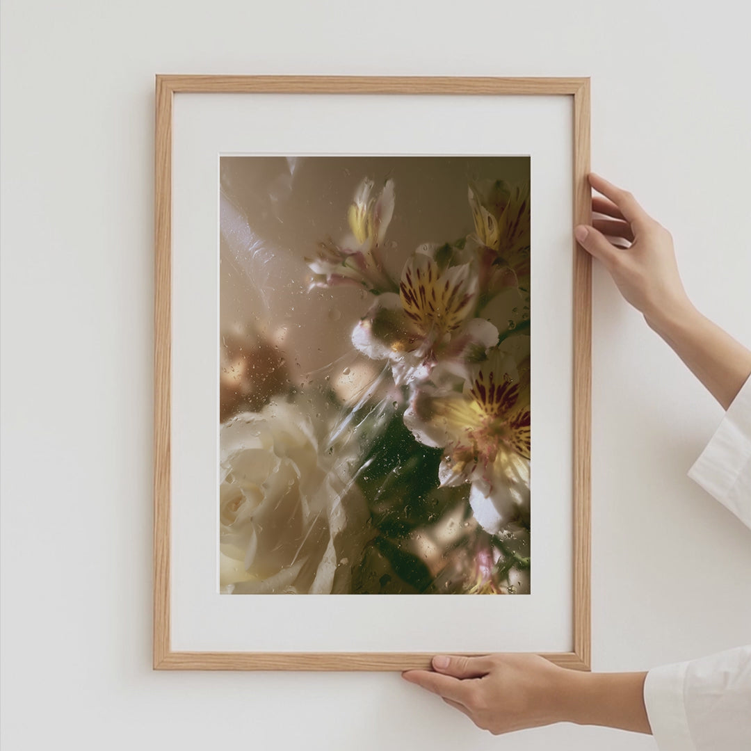 Blumen Poster · Geschenkidee · Blumen hinter Glas und Wassertropfen Poster Ästhetische Natur Fotografie · Dekoprint ohne Rahmen video thumbnail