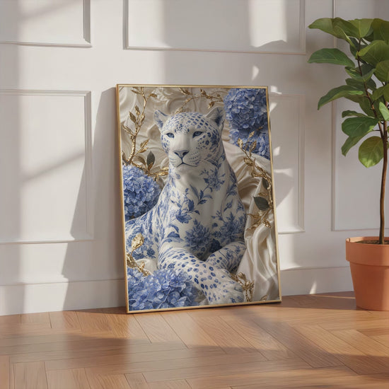 Videoansicht des gerahmten Posters mit weißem Panther mit blauem Porzellanmuster zwischen Hortensien und goldenen Zweigen.