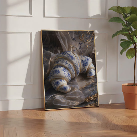 Videoansicht des gerahmten Posters mit einem weiß-blauen Croissant in Porzellanoptik mit goldenen Verzierungen.