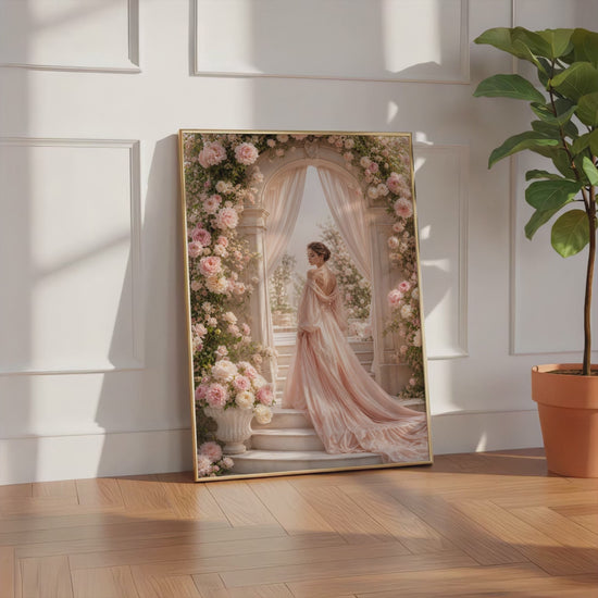 Videoansicht des gerahmten Posters mit einer Frau im roséfarbenen Abendkleid unter einem üppigen Blütenbogen.