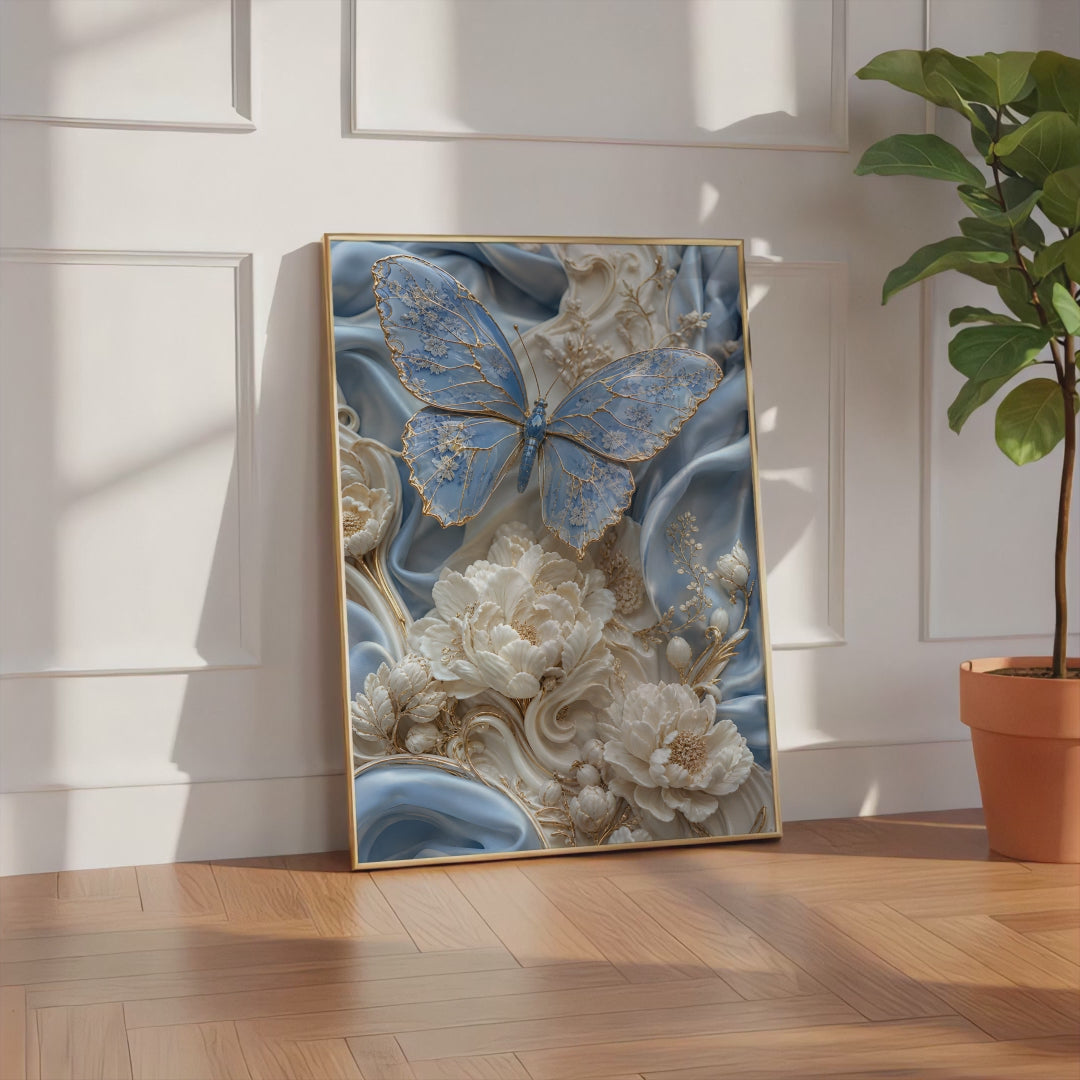 Videoansicht des gerahmten Posters mit einem hellblauen Schmetterling mit goldenen Flügeladern auf blauem Seidenstoff.