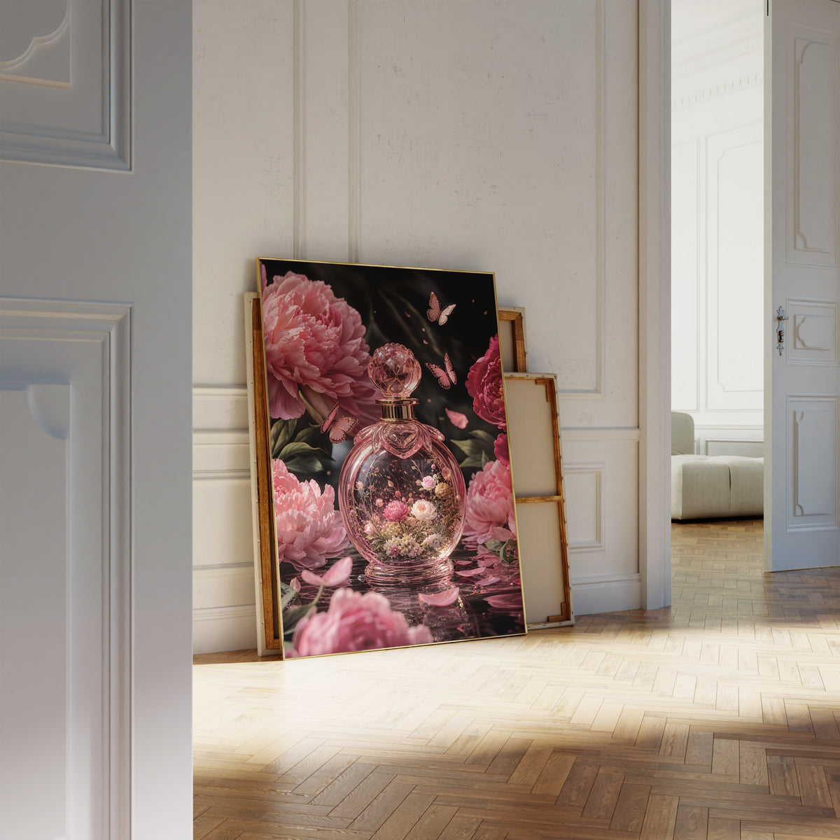 Motiv mit einem rosafarbenen Parfumflakon mit Blüten zwischen Pfingstrosen und Schmetterlingen, als an die Wand gelehntes Poster neben leeren Rahmen.