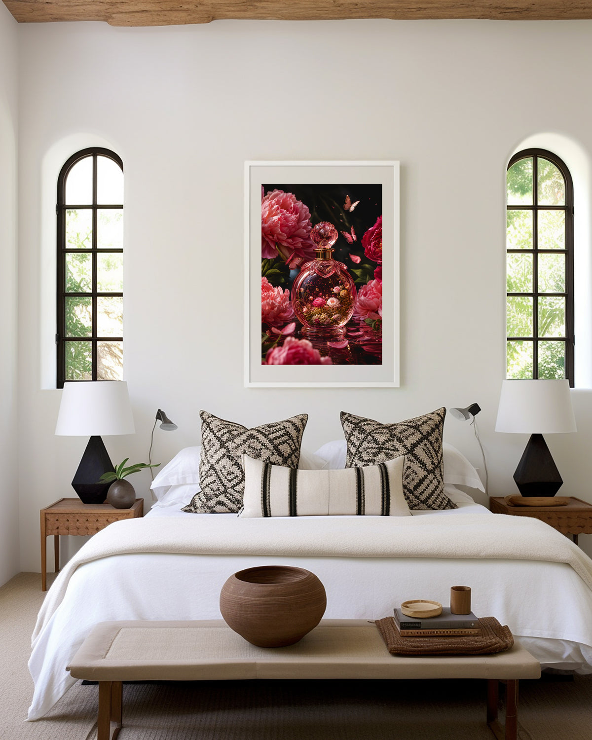 Motiv mit einem rosafarbenen Parfumflakon mit Blüten zwischen Pfingstrosen und Schmetterlingen, als gerahmtes Poster in den Händen einer Frau.