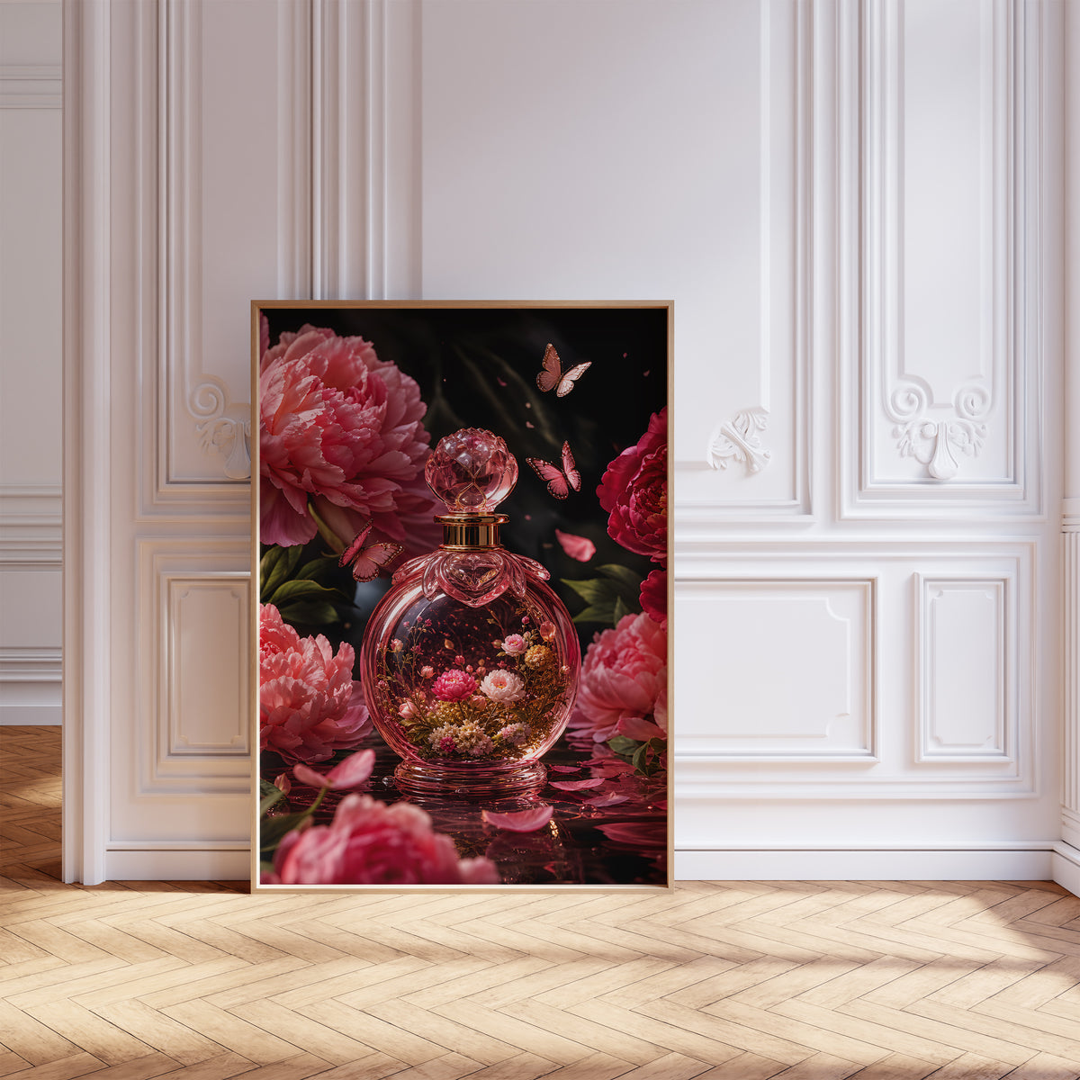 Gerahmtes Poster mit einem rosafarbenen Parfumflakon mit Blüten zwischen Pfingstrosen und Schmetterlingen, vor einer weißen Wand mit Zierleisten.