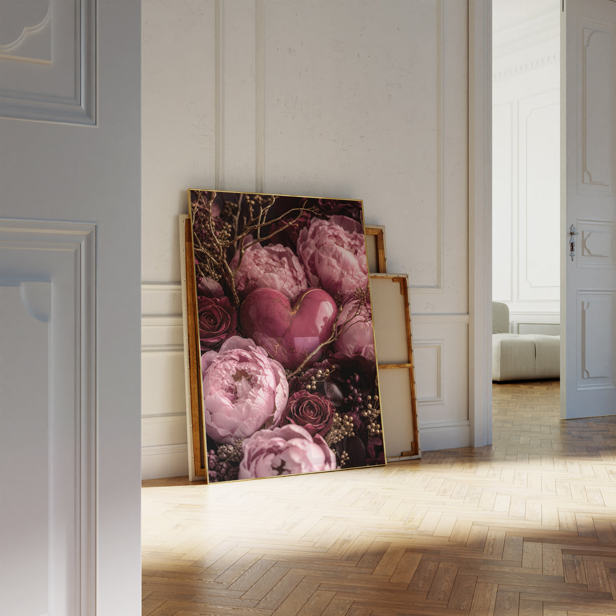 Motiv mit einem rosafarbenen Herz zwischen pinken Pfingstrosen, dunklen Rosen und goldenen Zweigen, als an die Wand gelehntes Poster neben leeren Rahmen.