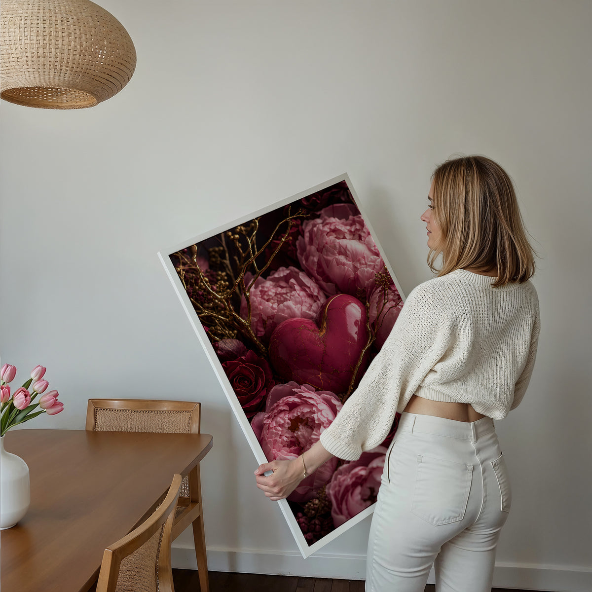 Motiv mit einem rosafarbenen Herz zwischen pinken Pfingstrosen, dunklen Rosen und goldenen Zweigen, über einem Bett im hellen Schlafzimmer.