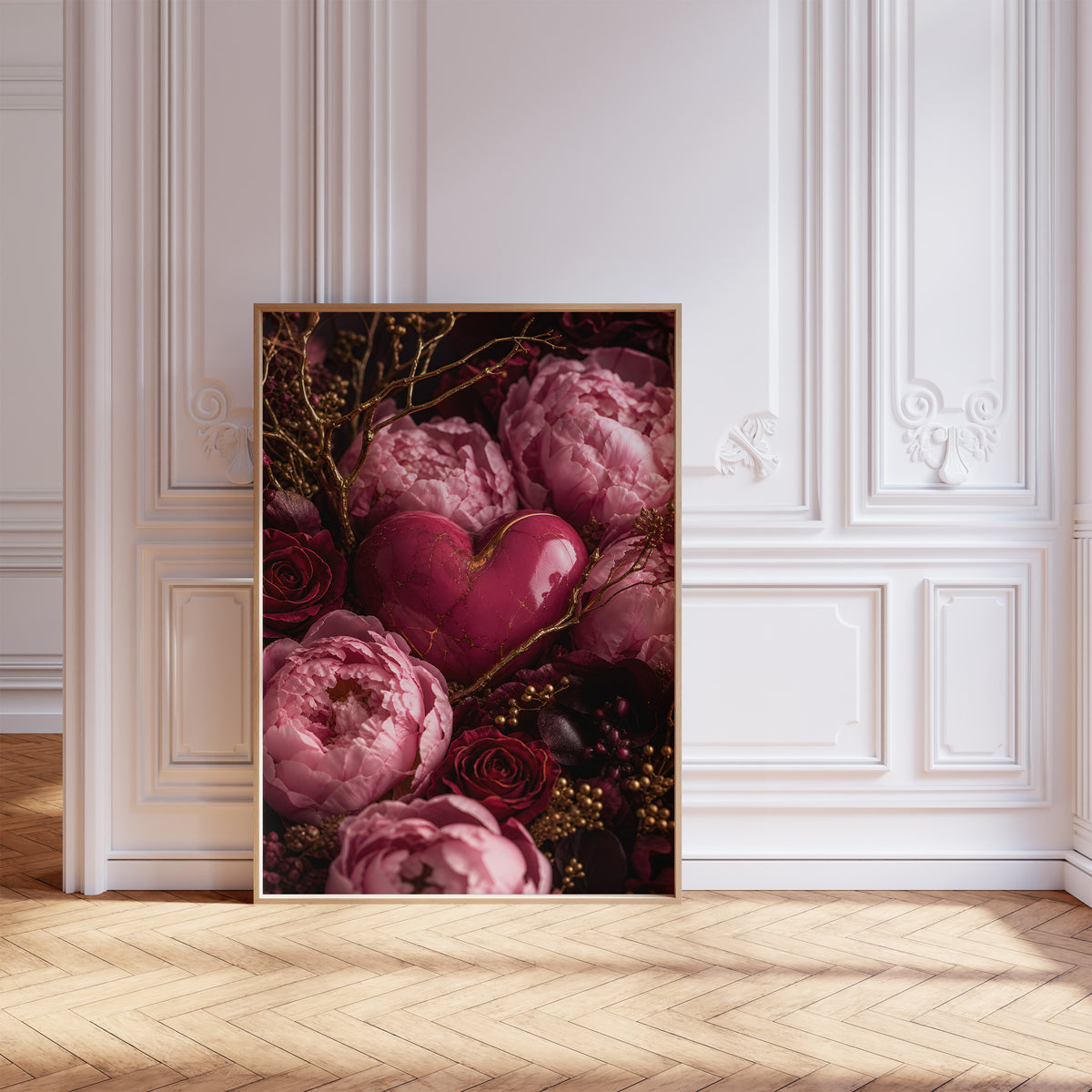 Gerahmtes Poster mit einem rosafarbenen Herz zwischen pinken Pfingstrosen, dunklen Rosen und goldenen Zweigen, vor einer weißen Wand mit Zierleisten.