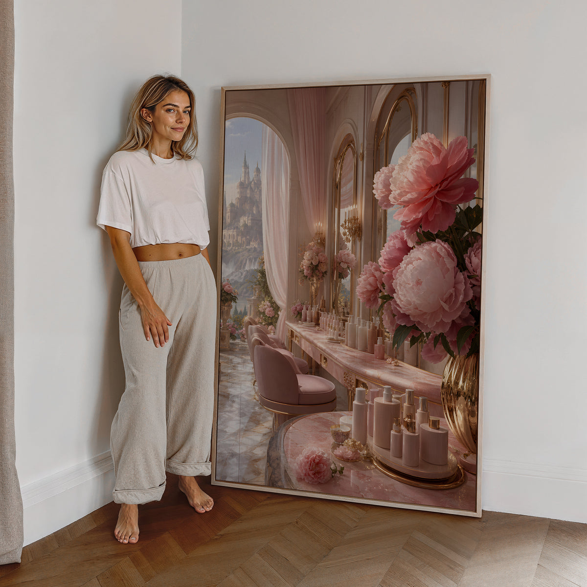 Motiv mit einem eleganten rosafarbenen Salon mit Parfumflakons und großen Pfingstrosen, als großes gerahmtes Wandbild neben einer Frau.