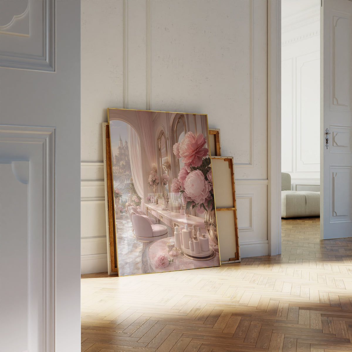 Motiv mit einem eleganten rosafarbenen Salon mit Parfumflakons und großen Pfingstrosen, als an die Wand gelehntes Poster neben leeren Rahmen.