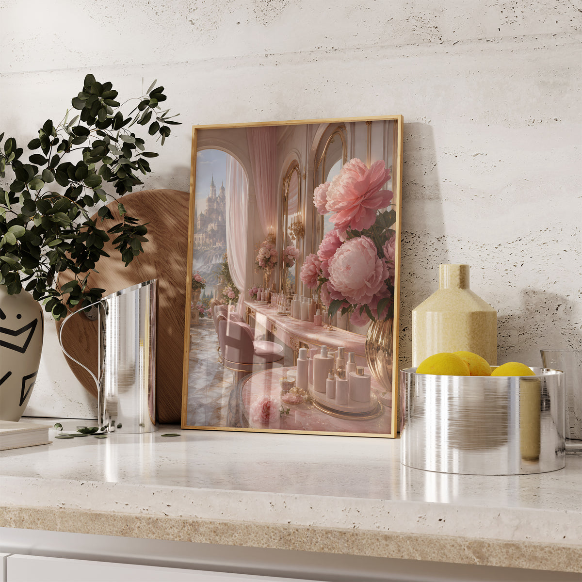 Gerahmtes Poster mit einem eleganten rosafarbenen Salon mit Parfumflakons und großen Pfingstrosen, auf einer Küchenarbeitsplatte neben Pflanzen und Zitronen.