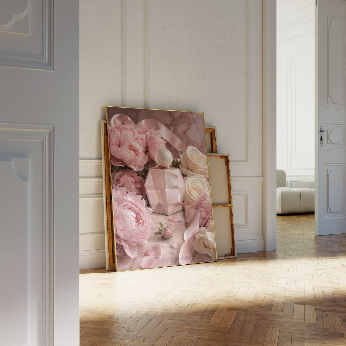 Motiv mit rosafarbenem Parfumflakon zwischen Pfingstrosen, weißen Rosen und Satinbändern, als an die Wand gelehntes Poster neben leeren Rahmen.