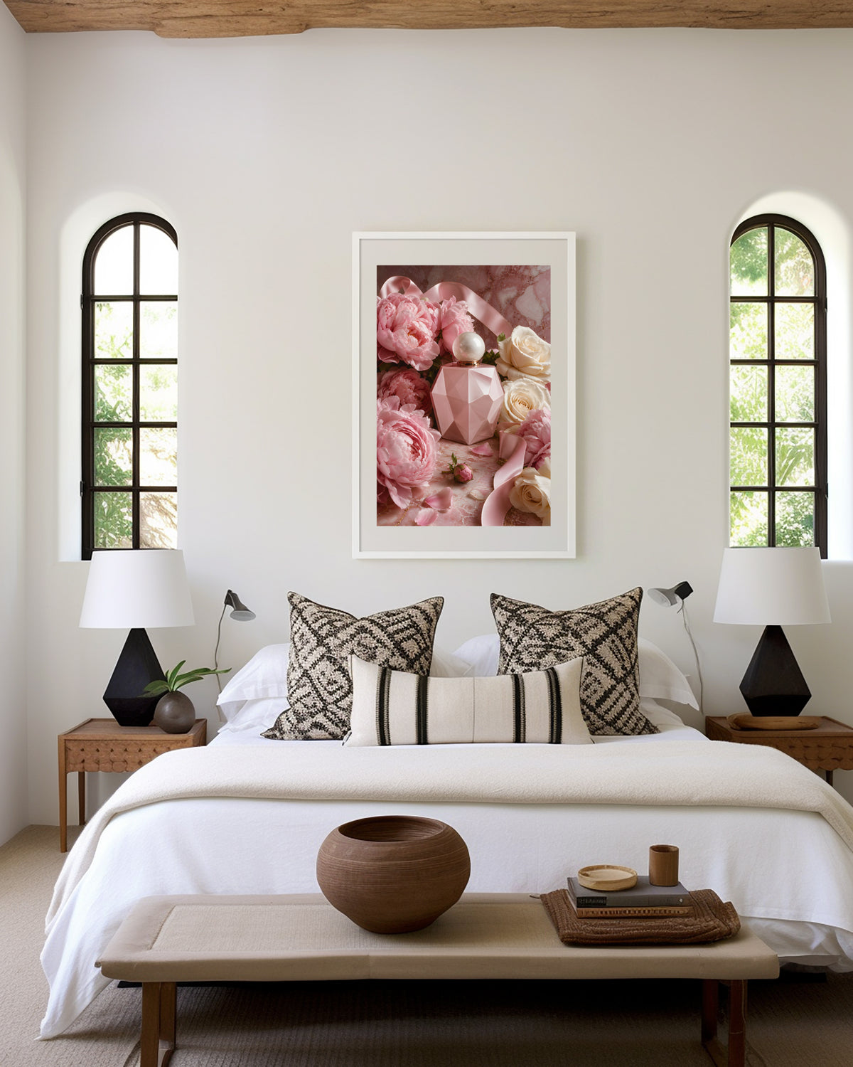 Motiv mit rosafarbenem Parfumflakon zwischen Pfingstrosen, weißen Rosen und Satinbändern, über einem Bett im hellen Schlafzimmer.