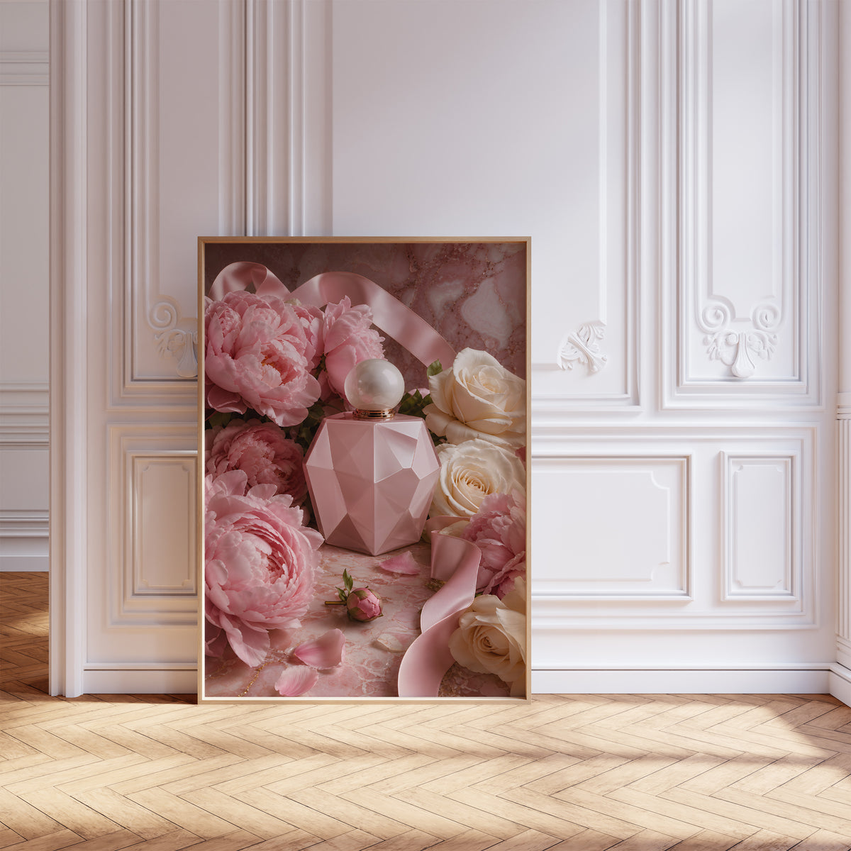 Gerahmtes Poster mit rosafarbenem Parfumflakon zwischen Pfingstrosen, weißen Rosen und Satinbändern, als einzelne Wanddekoration in einer Wohnraumansicht.