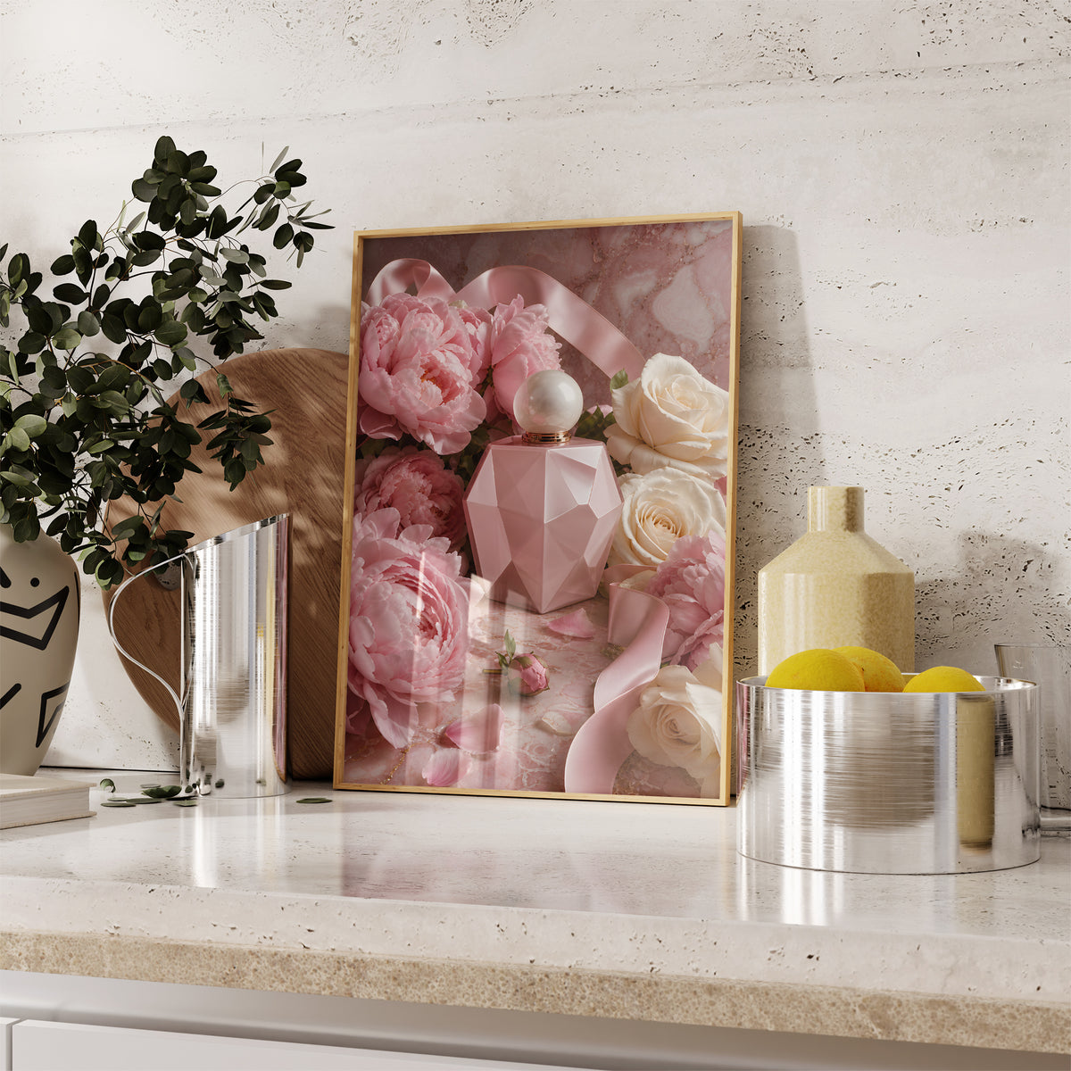 Gerahmtes Poster mit rosafarbenem Parfumflakon zwischen Pfingstrosen, weißen Rosen und Satinbändern, als einzelne Wanddekoration in einer Wohnraumansicht.