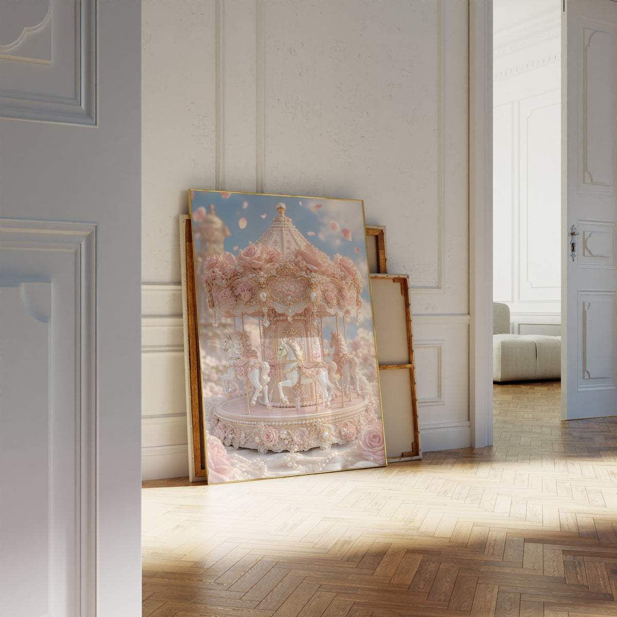 Motiv mit einem rosafarbenen Karussell mit Rosen, Perlen und goldenen Verzierungen, als an die Wand gelehntes Poster neben leeren Rahmen.