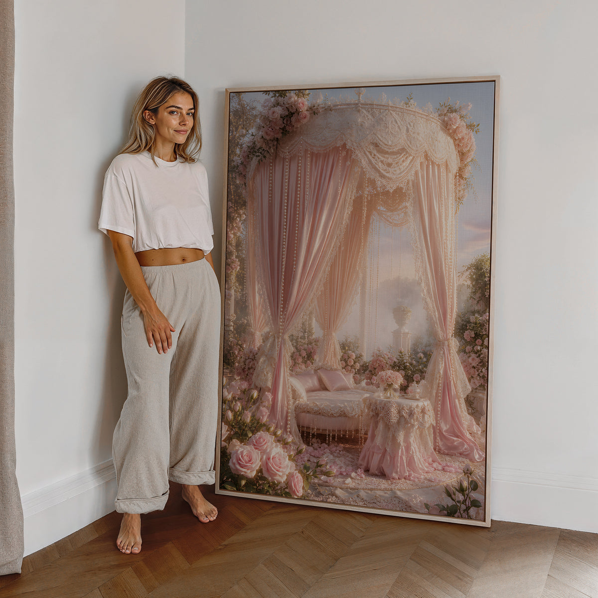 Motiv mit einem rosafarbenen Pavillon mit Satinvorhängen, Perlen und Rosen, als großes gerahmtes Wandbild neben einer Frau.