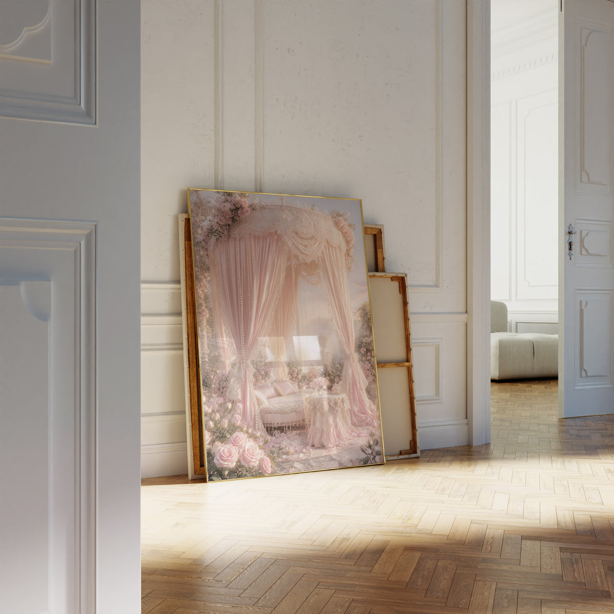 Motiv mit einem rosafarbenen Pavillon mit Satinvorhängen, Perlen und Rosen, als an die Wand gelehntes Poster neben leeren Rahmen.